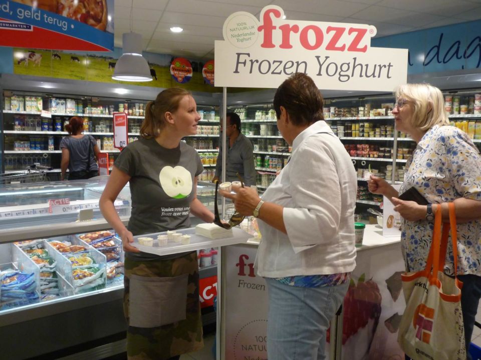 Instore demo Frozz frozen yoghurt