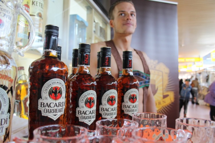 promotiebureau-juice-promotions-instore-demonstratie-bacardi-oakheart