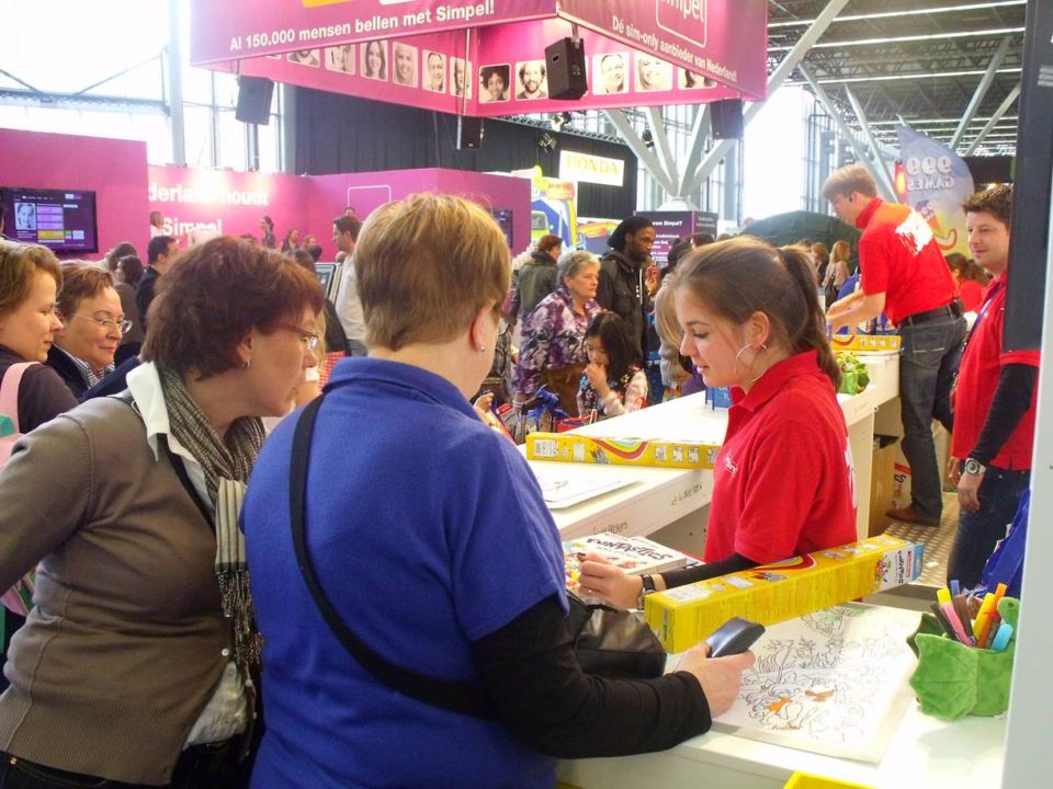 Verkopers Edding kinderstiften op de Huishoudbeurs