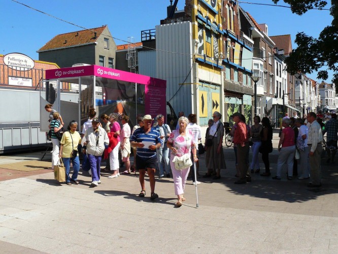 Promotors en OV Chipkaart-lounge-bus in Zeeland
