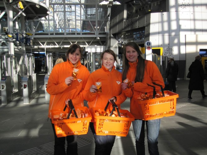 Promotieteams Staatsloterij delen fortune cookies uit