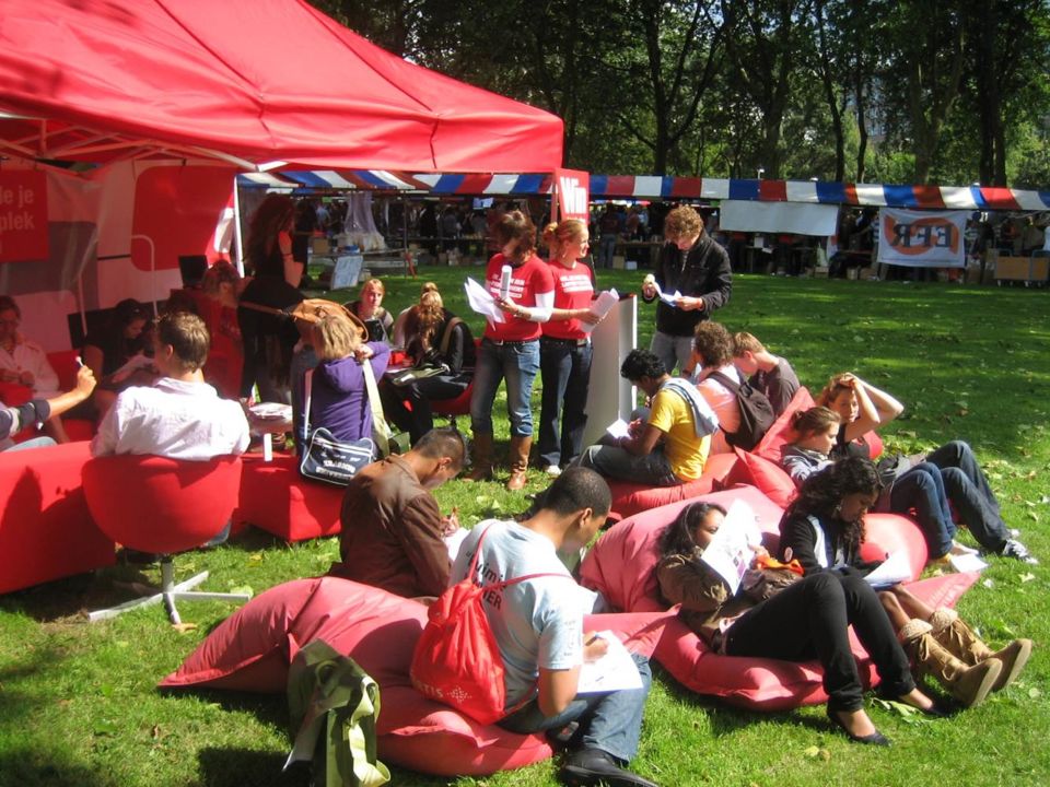 SURFSPOT.NL met huiskamer stand op introductiemarkten