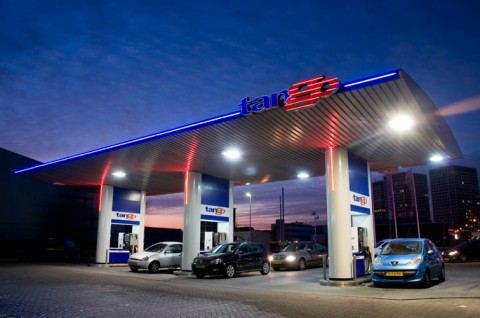 Tango promotieteam geeft 5.000 LITER brandstof weg