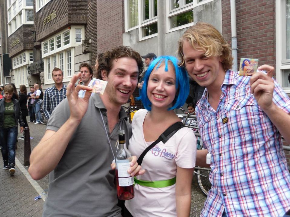 Sampling Katy condooms tijdens Canal Parade