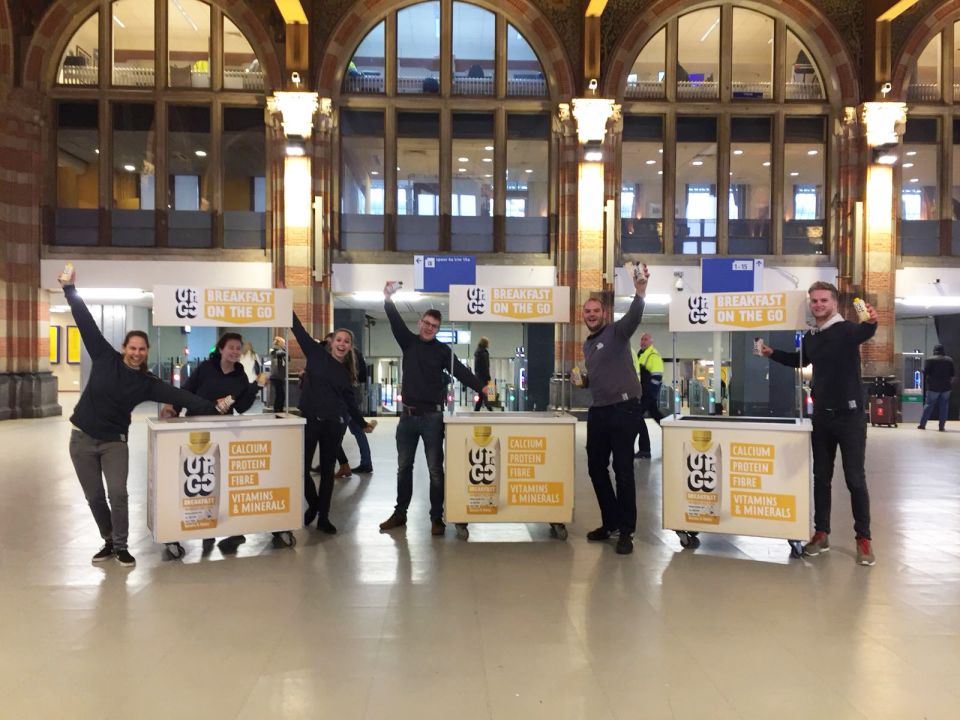 Sampling actie voor Up & Go op stations